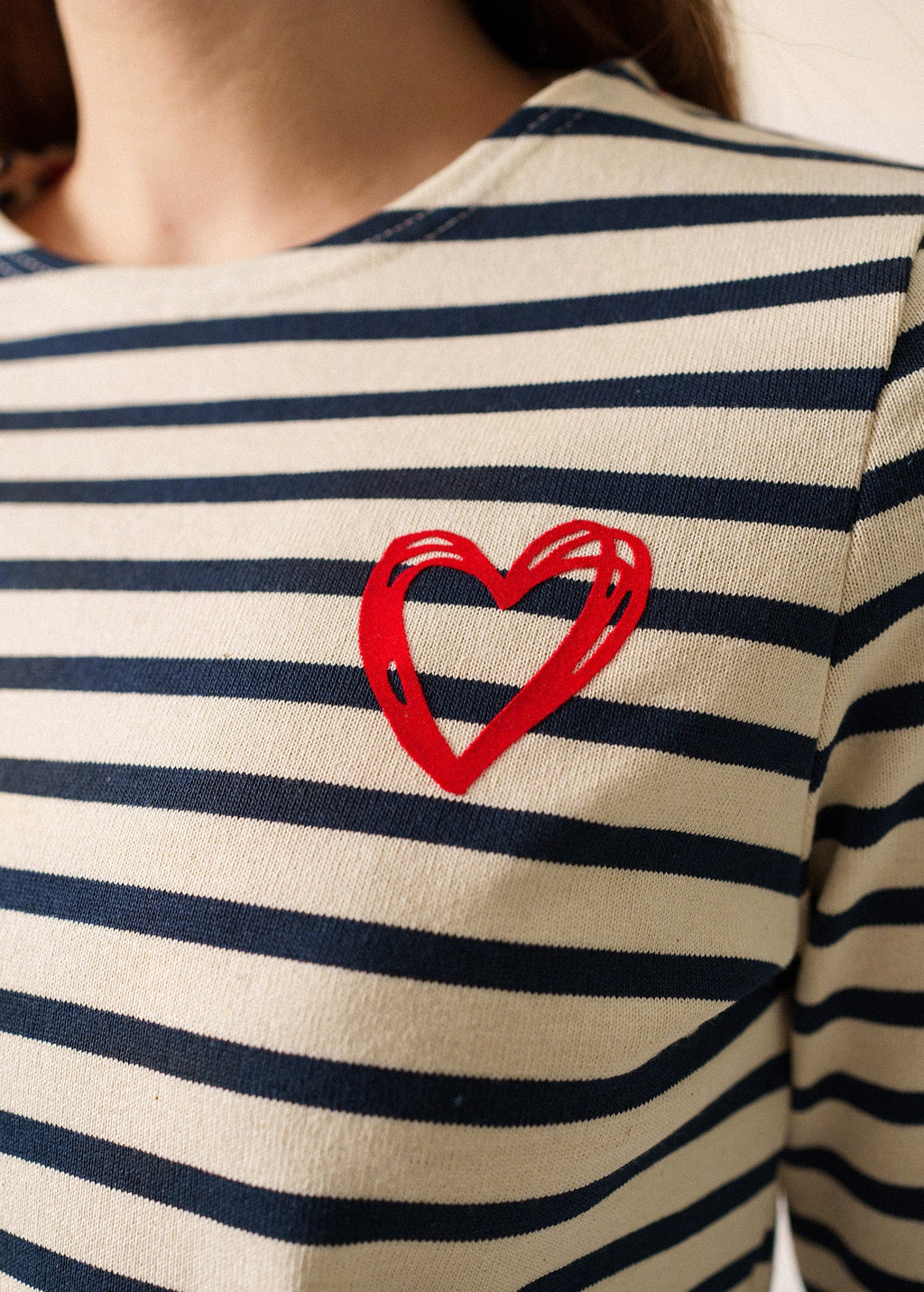 Saint James MERID'AMOUR - Long-Sleeve Fitted Breton Top with Velvety Heart Detail (ECRU / NAVY / RED)