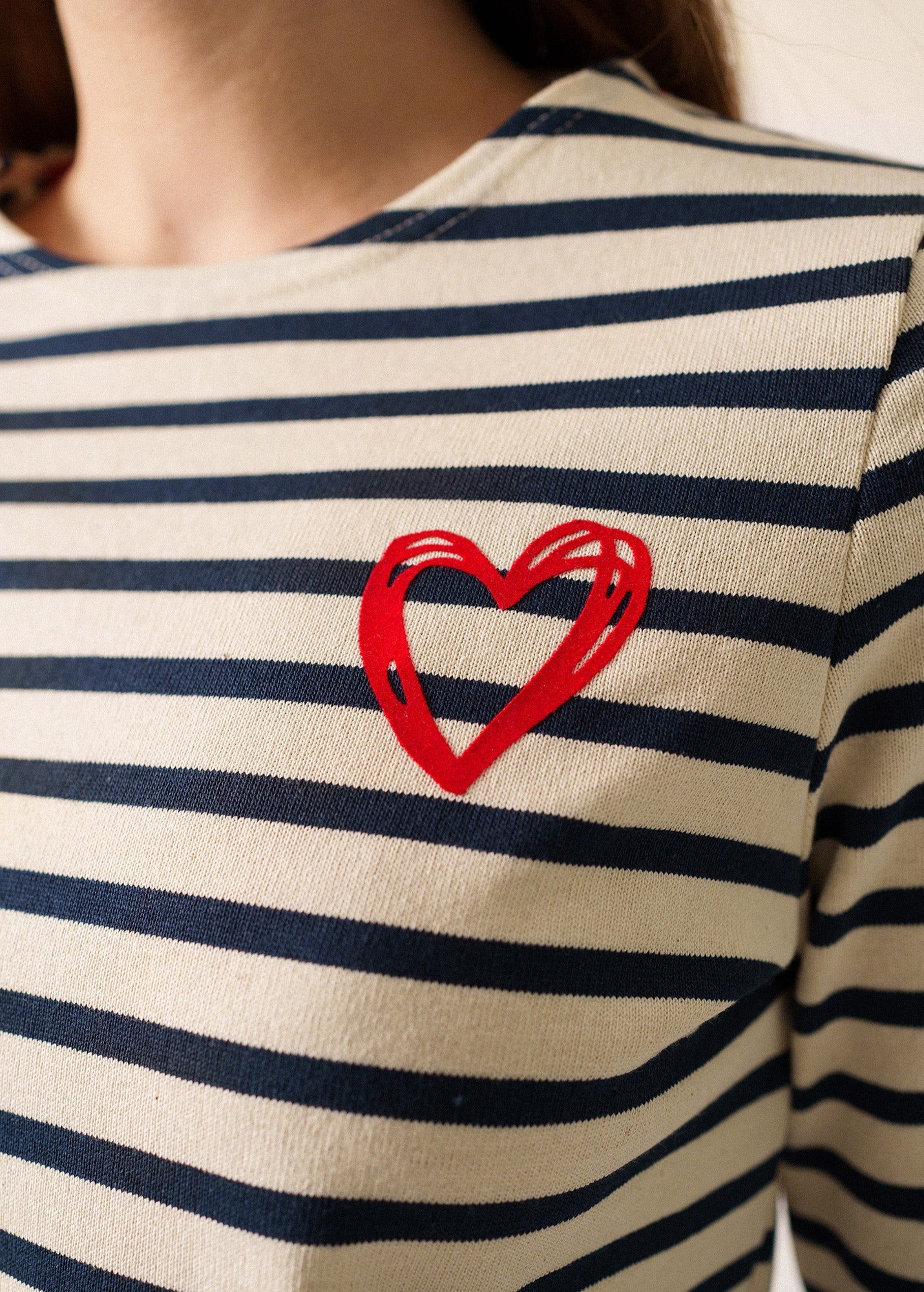Saint James MERID'AMOUR - Long-Sleeve Fitted Breton Top with Velvety Heart Detail (ECRU / NAVY / RED)