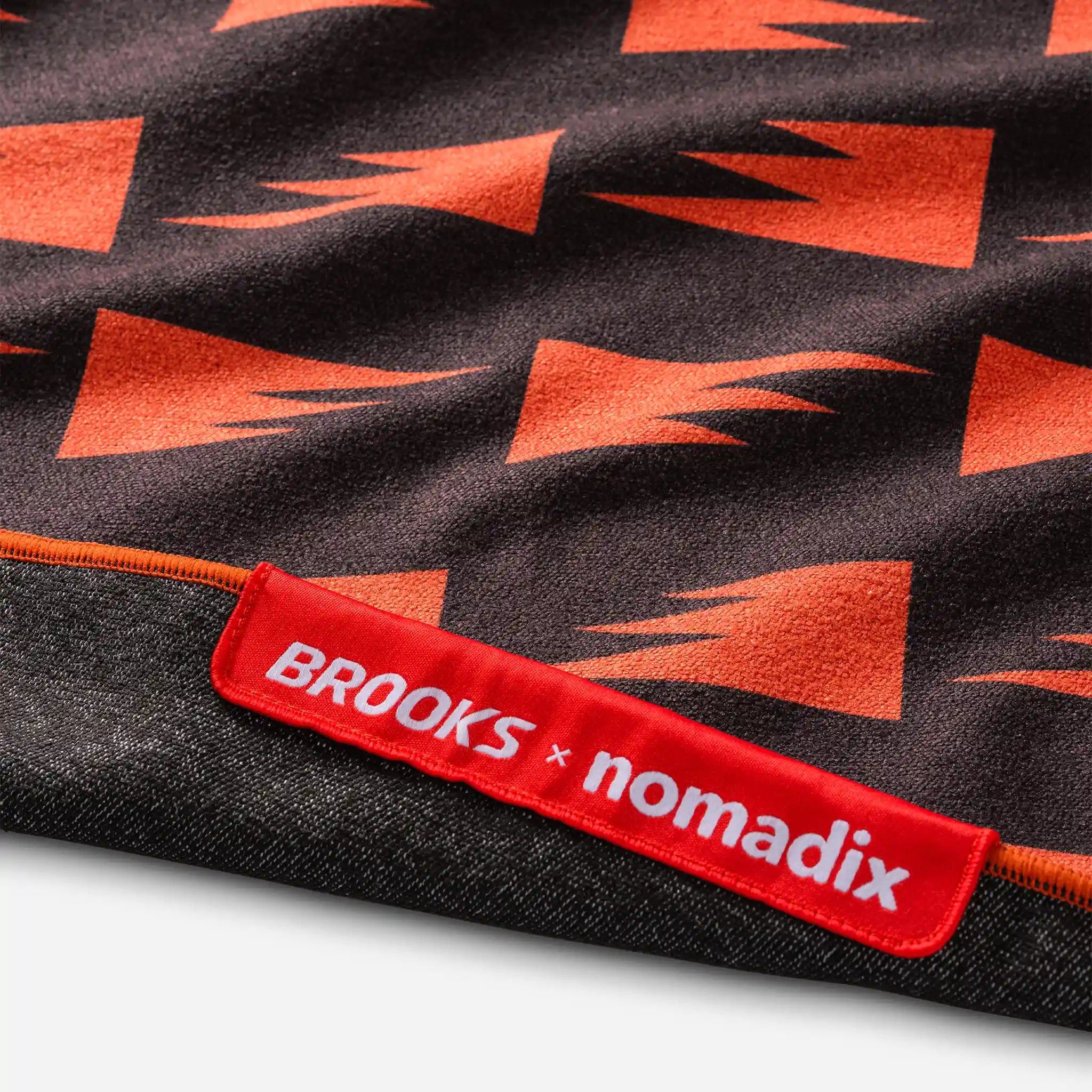 Nomadix Fitness Towel: Summit Black (Nomadix x Brooks)