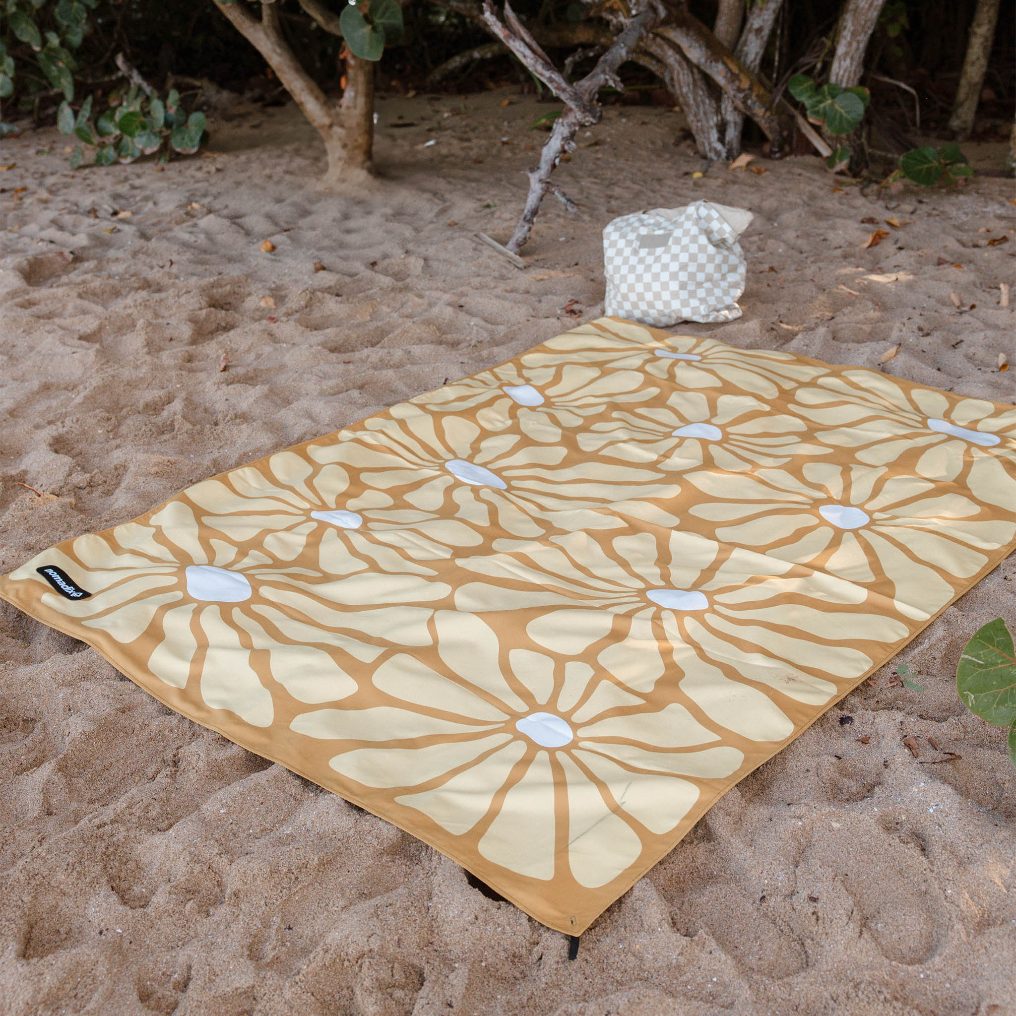 Nomadix Festival Blanket: Lazy Daisy Gold