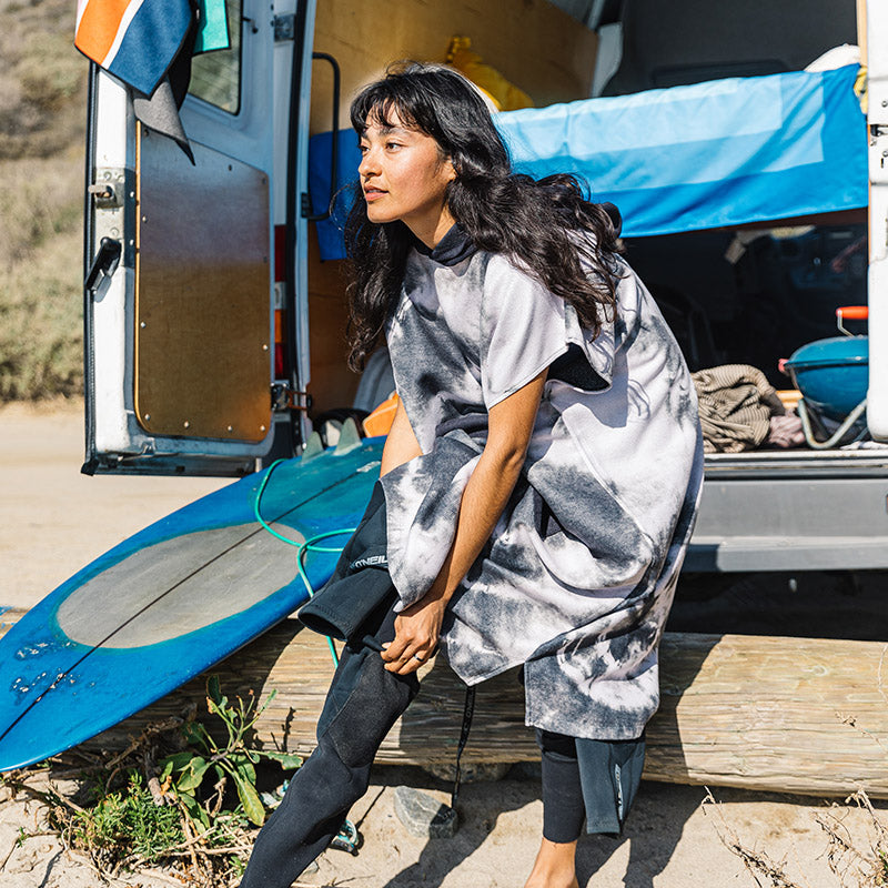 Nomadix Changing Poncho Tie-Dye Black and White