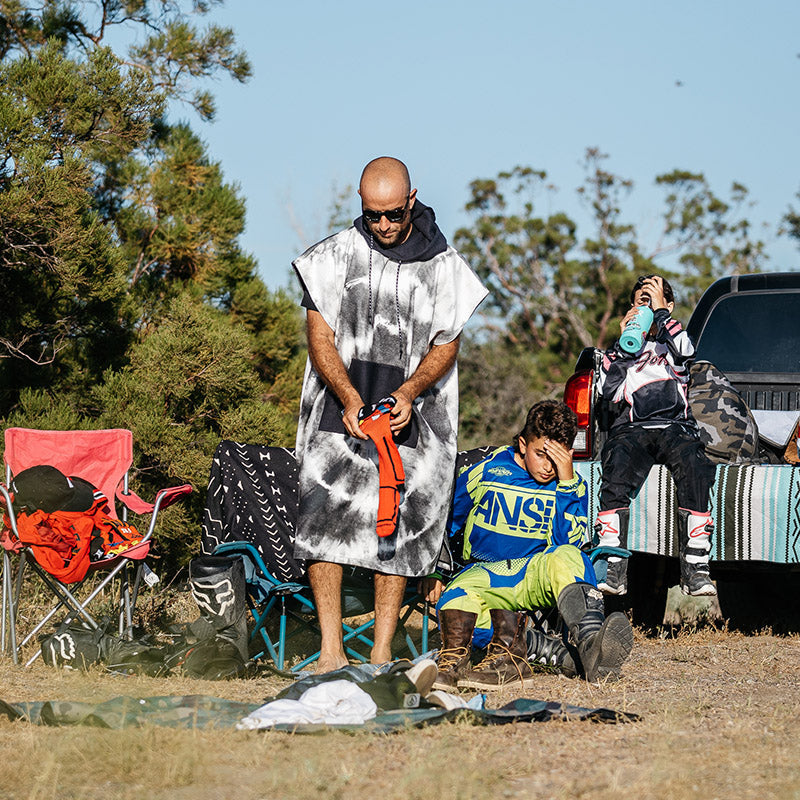 Nomadix Changing Poncho Tie-Dye Black and White