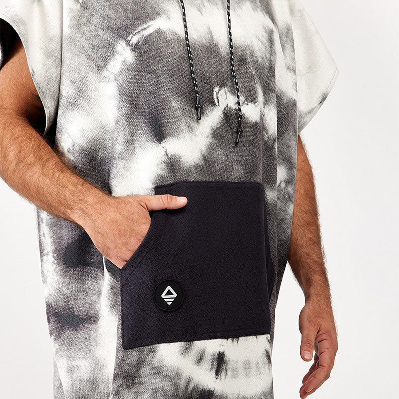 Nomadix Changing Poncho Tie-Dye Black and White