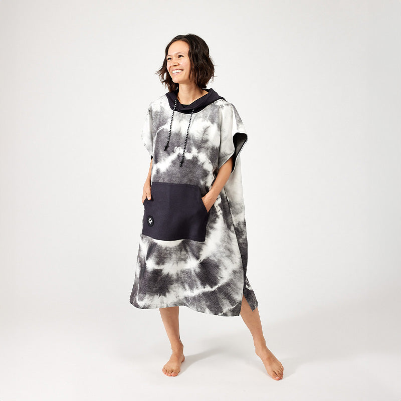 Nomadix Changing Poncho Tie-Dye Black and White