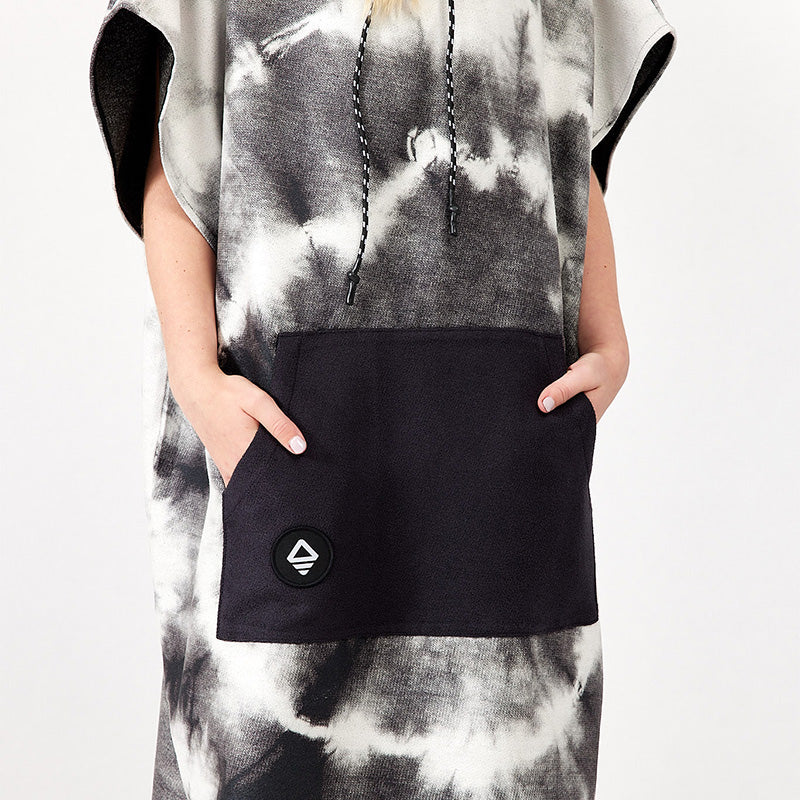 Nomadix Changing Poncho Tie-Dye Black and White